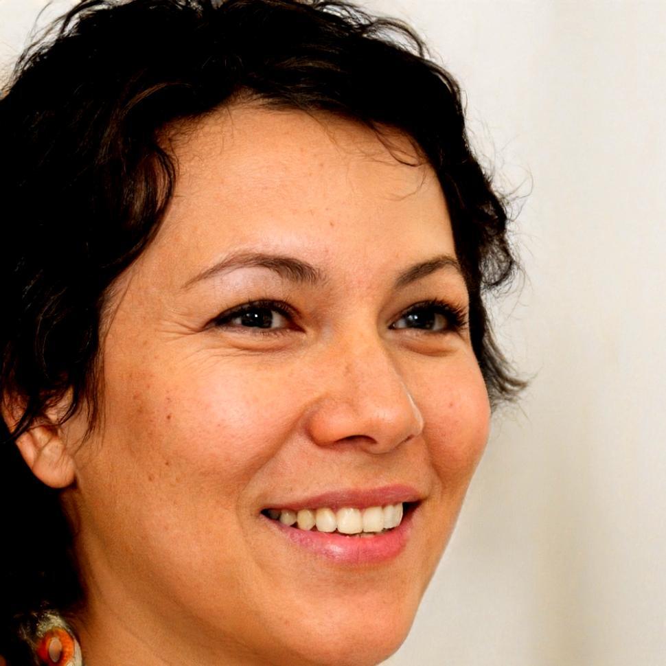 Directora financiera satisfecha con los servicios